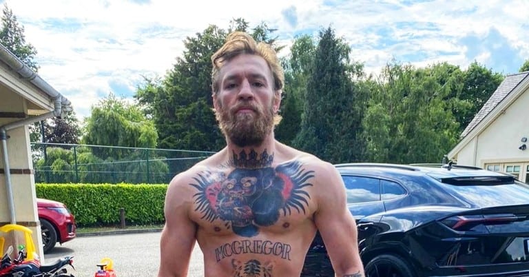 He never looked better: Conor McGregor took off his shirt and showed what a machine he is